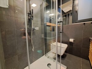 Dusche, Haartrockner, Handtücher, Seife