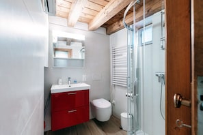 Ducha, secador de pelo, toallas, jabón