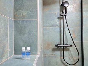 Shower, hair dryer, towels, soap - Flat with garden in San Bernardino (Sanbe Garden) (Mesocco)