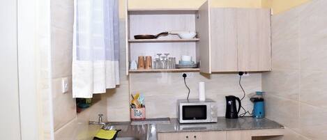 Comfort Apartment, City View | Private kitchen | Microwave, cookware/dishes/utensils