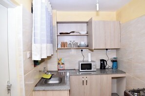 Appartamento Comfort, vista città | Cucina privata | Microonde, pentole/stoviglie/utensili