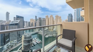 Ein Balkon mit Blick auf einen Yachthafen und eine Skyline der Stadt.