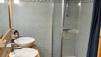 Kamar Double Comfort, pemandangan kebun | Kamar mandi