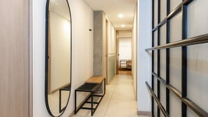 A modern hallway with a bench, a large mirror, and a metal railing. - Cozy 3 BR w Balcony in Laureles Medell n (Medellín)