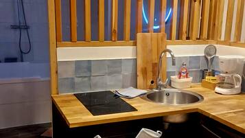 Een bubbelbad, een haardroger, handdoeken, zeep