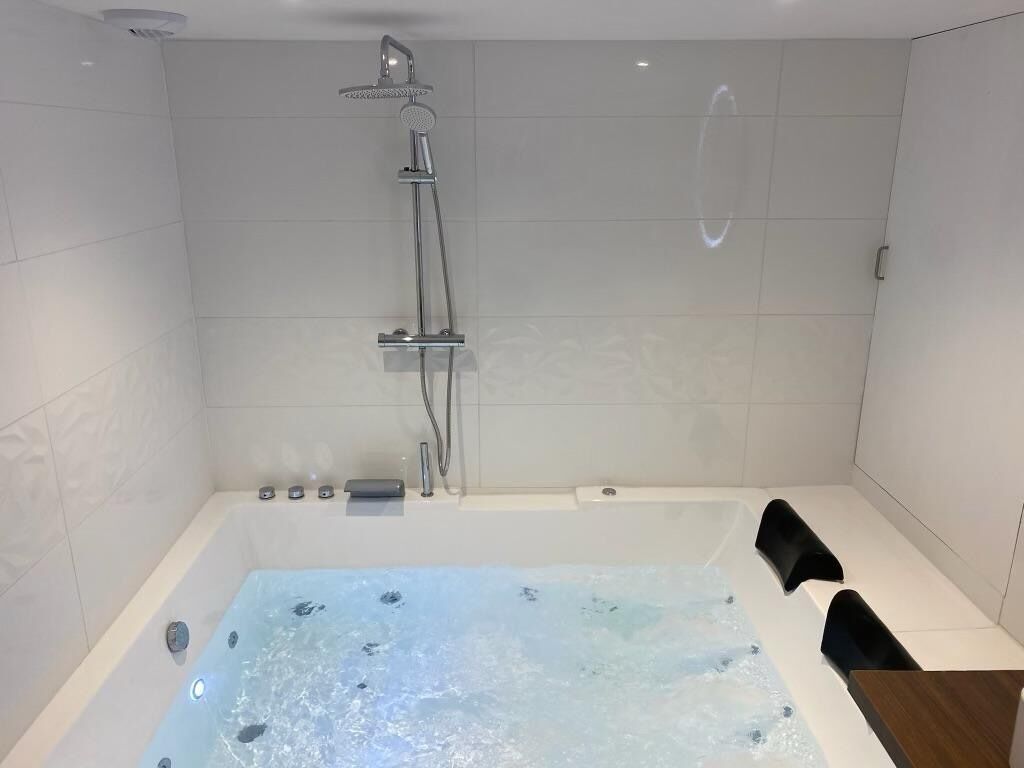 Baignoire à jets, sèche-cheveux, serviettes fournies, savon