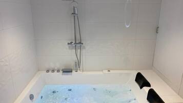 Baignoire Ă jets, sĂšche-cheveux, serviettes fournies, savon