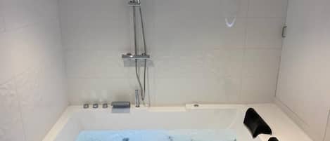 Whirlpool, Haartrockner, Handtücher, Seife