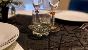 A dining table with two clear glasses, a white plate, and a knife. - Balnéo Rouen center (Rouen)