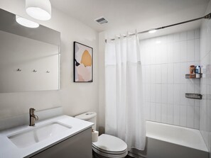 Regadera, secadora de cabello, toallas 