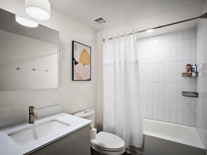Dusche, Haartrockner, Handtücher