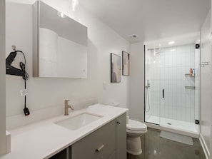 Shower, hair dryer, towels