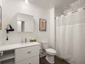 Douche, sèche-cheveux, serviettes fournies