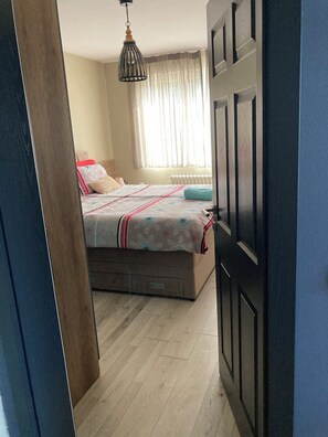 1 Schlafzimmer, Schreibtisch, schallisolierte Zimmer