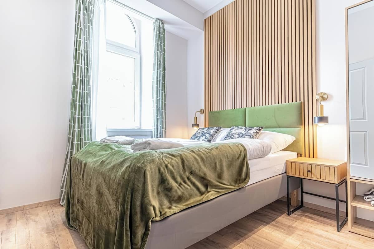 Rom – basic, 1 queensize-seng, ikke-røyk, byutsikt | Sengetøy