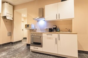 Refrigerador, microondas, horno, placa de cocina