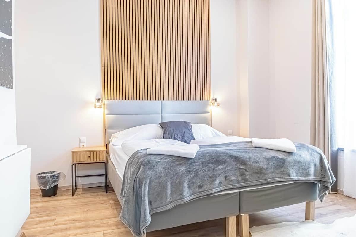 Rom – basic, 1 queensize-seng, ikke-røyk, byutsikt | Sengetøy