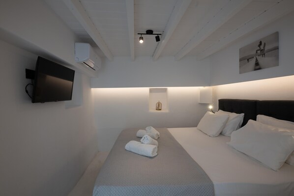 1 dormitorio, tabla de planchar con plancha, wifi y ropa de cama