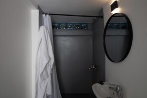 Secador de pelo, toallas y papel higiénico