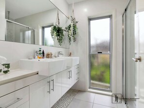 Shower, hair dryer, towels - Pet-Friendly, WiFi, Steps to Beach | The Sandcastle| (Long Beach)