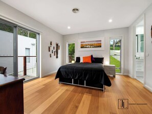 4 bedrooms, desk, iron/ironing board, WiFi - Pet-Friendly, WiFi, Steps to Beach | The Sandcastle| (Long Beach)