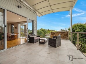 Outdoor dining - Pet-Friendly, WiFi, Steps to Beach | The Sandcastle| (Long Beach)