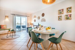 Appartement Confort, 2 chambres, balcon | Coin séjour