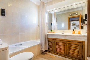 Apartemen Comfort, 2 kamar tidur, balkon | Kamar mandi