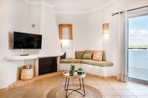 Apartemen Comfort, 2 kamar tidur, balkon | Area keluarga | Televisi 31-inci dengan saluran TV kabel