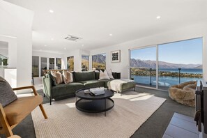 Smart-tv, pejs, bøger, kontorer