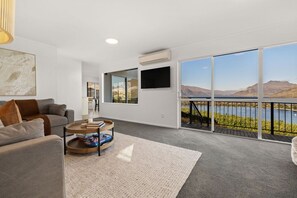 Téléviseur connecté, foyer, livres, bureau