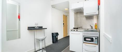 Réfrigérateur, four à micro-ondes, surface de cuisson, grille-pain