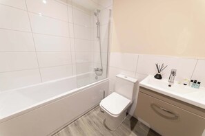 Dusch, hårtork och handdukar