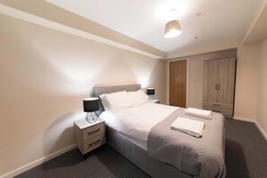 2 bedrooms, desk, iron/ironing board, WiFi - Modern & Spacious 2 Bed Manchester Apartment (Manchester)