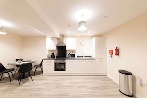 Fridge, microwave, oven, stovetop - Modern & Spacious 2 Bed Manchester Apartment (Manchester)