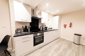 Fridge, microwave, oven, stovetop - Modern & Spacious 2 Bed Manchester Apartment (Manchester)