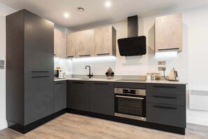 Kjøleskap, mikrobølgeovn, ovn og kokeplater