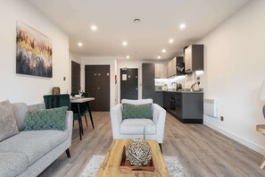 TV, offices - Stay Zeni, Ouse Court York Beautiful 1 Bed Flat (York)