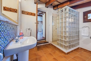Shower, hair dryer, towels - Villa Montana - Impressive garden (Illes Balears)
