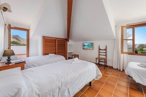 3 bedrooms, iron/ironing board, WiFi, bed sheets