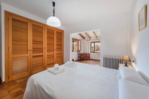 3 bedrooms, iron/ironing board, WiFi, bed sheets - Villa D'Arbres - Stunning mountain views (Illes Balears)