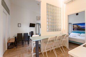 5 bedrooms, WiFi, bed sheets