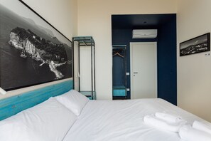 5 bedrooms, desk, iron/ironing board, WiFi