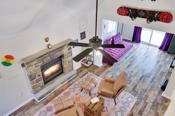Smart TV, chimenea, videojuegos
