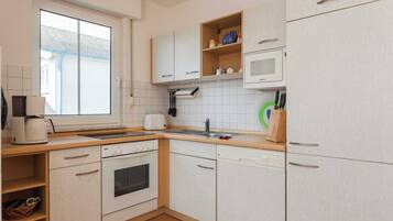 Coffee/tea maker, fridge, microwave, oven