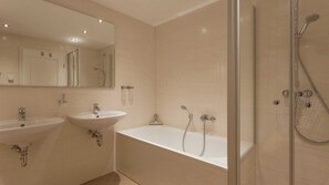 Shower, bidet, towels - Villa Am Kreidebruch - Holiday apartment Jasmundperle (Sassnitz)
