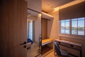 Apartamento superior, 2 habitaciones, vistas al puerto | Caja fuerte, tabla de planchar con plancha, cunas gratuitas