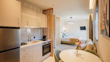 Estudio superior, 1 cama doble, balcón, vistas parciales al mar | Cocina privada | Máquina de café espresso y hervidor eléctrico