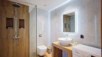 Superior Studio, 1 Double Bed, Balcony, Partial Sea View | Bathroom