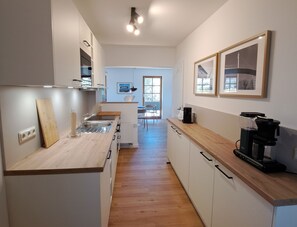 ثلاجة، فرن، موقد طهي مسطح، ماكينة لصنع القهوة/الشاي